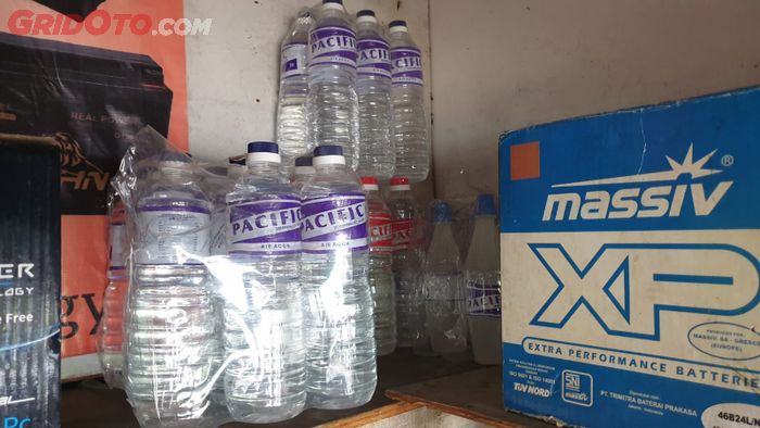 biru, air aki, aki basah, maintenance free, aquades, Jangan Sampai Keliru, Nih Warna Botol Isi Ulang Air Aki Mobil