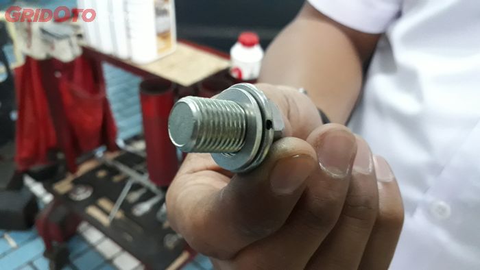 mobil bekas, oli mesin, baut oli, penyebab baut pembuangan oli mesin slek, penyebab baut oli slek, penyebab baut oli mesin slek, baut oli mesin slek, baut oli mesin mobil slek, Waspadai Baut Pembuangan Oli Mesin Mobil Selek, Penyebabnya Sepele