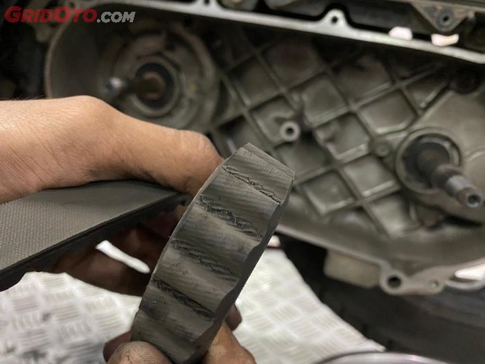 motor matic, v-belt, cvt motor matic, v-belt motor matic, penyebab cvt motor matic ada goresan hitam, Ini Sebabnya di Bagian Bawah CVT Motor Matic Ada Goresan Warna Hitam