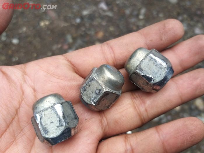 karat, darurat, impact, drat, cairan penetran, mur roda, Solusi Mur Roda Mobil yang Sulit Dibuka, Begini Caranya Biar Gampang