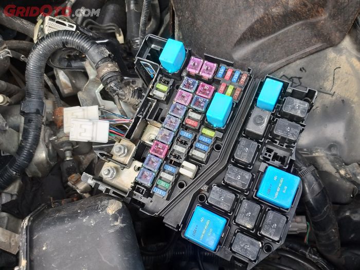 lampu rem, mobil bekas, lampu rem mobil putus, penyebab lampu rem mobil mati, penyebab lampu rem mati, Begini Caranya Mengecek Penyebab Lampu Rem Mobil Bekas Mati