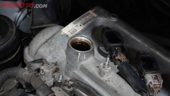 mobil bekas, oli mesin, oli mesin mobil, buang oli mesin lama pakai angin kompresor, dampak buang oli mesin pakai angin kompresor, bahaya buang oli mesin mobil pakai angin kompresor, Baru Tahu, Ternyata Begini Dampak Buang Oli Mesin Pakai Angin Kompresor