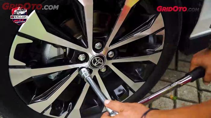 mobil bekas, baut roda, roda mobil bekas, baut roda mobil, bahaya mengencangkan baut roda mobil berlebihan, Ini Bahaya di Balik Mengencangkan Baut Roda Mobil Bekas yang Berlebihan