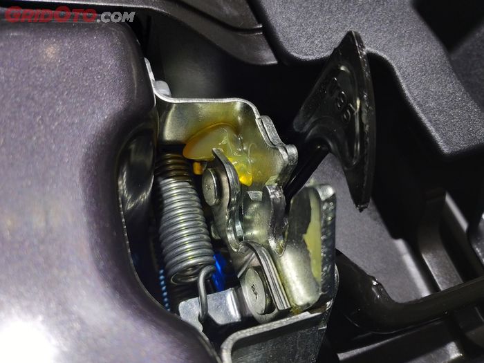 perawatan, gemuk, engsel, kap mesin, pengunci, Biar Enggak Macet, Begini Cara Merawat Kunci Kap Mesin Mobil