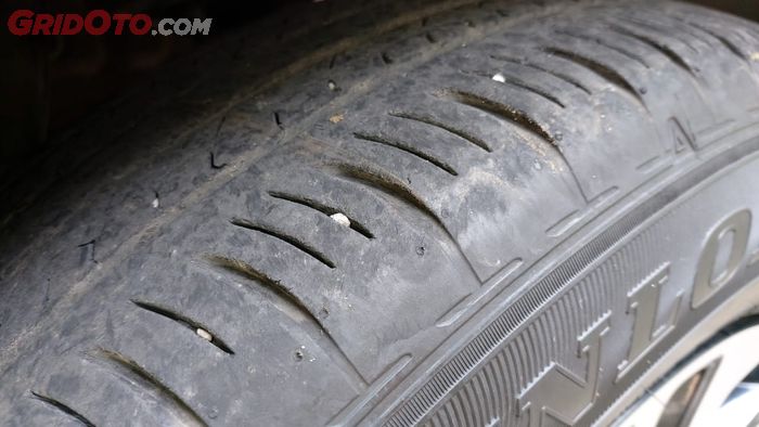 ban mobil, mobil bekas, dampak kerikil nempel di ban mobil, bahaya kerikil nempel di ban mobil, bahaya batu kerikil menempel di ban mobil, risiko batu kerikil menempel di ban mobil, Wajib Tahu, Ini Bahaya Batu Kerikil Dibiarkan Menempel di Tapak Ban Mobil