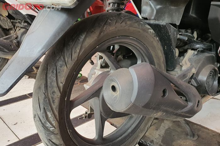 ban motor, motor matic, engine mounting, engine mounting motor matic, spatbor belakang, Ternyata Ini Sebabnya Ban Dan Sepatbor Belakang Motor Matic Gak Sinkron