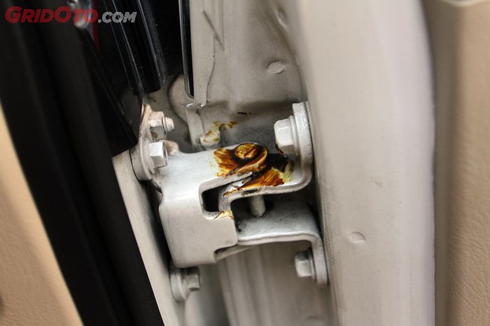 gemuk, karat, bunyi, ciri-ciri, penetran, engsel pintu, Sering Luput Diperhatikan, Ciri-ciri Engsel Pintu Mobil Perlu Dilumasi