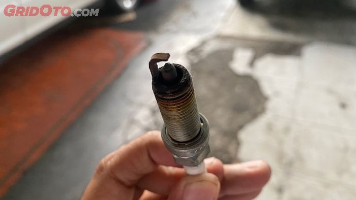 mobil, busi, busi mobil, busi rusak, ganti busi, Ganti Busi Mobil Jangan Cuma Sebagian, Ternyata Ini Alasannya!