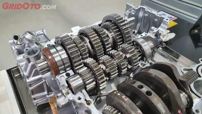 kopling, mesin motor, motor balap, kopling motor, ganti gigi, Oper Gigi Motor Tanpa Tarik Kopling Bisa Merusak Mesin?