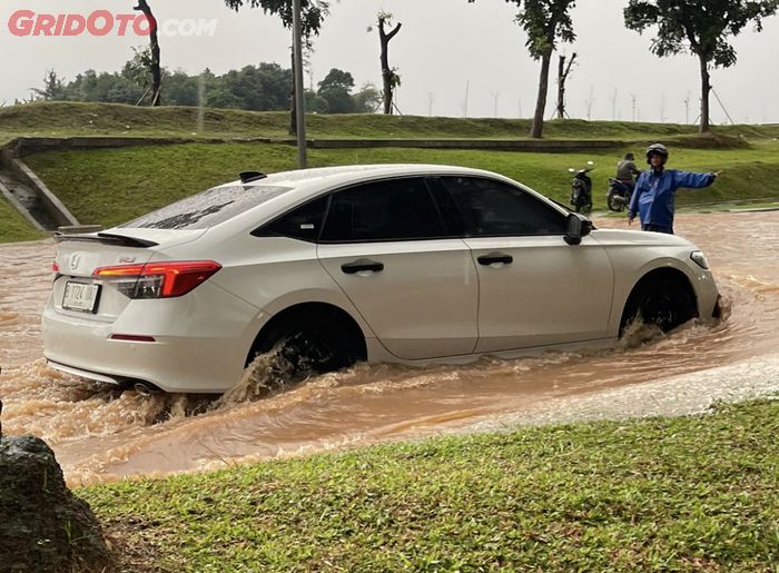 banjir, mobil bekas, batas terobos banjir, batas aman terobos banjir, batas aman terjang banjir, Segini Batas Paling Aman Terabas Banjir Naik Mobil, Yang Nekat Wajib Tahu