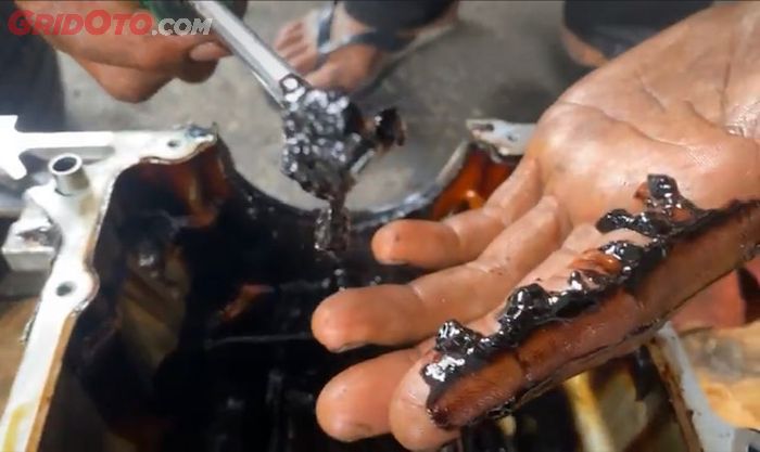 mesin mobil, mobil bekas, oli mesin, Lumpur Oli Mesin, penyebab ada lumpur di dalam mesin, penyebab ada lumpur di dalam mesin mobil, dari mana gumpalan lumpur di dalam mesin mobil, Kenapa ada gumpalan lumpur di dalam mesin mobil, Kenapa ada lumpur di dalam mesin mobil, Pantas di Dalam Mesin Mobil Ada Gumpalan Lumpur, Ternyata Ini Penyebabnya