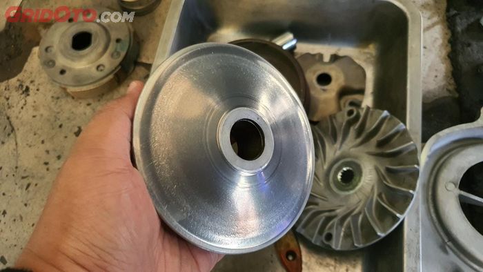 v-belt, pulley, cvt motor matic, Rafi Matic Pitara, Gesekan Dengan V-Belt, Ini Gejala dan Efek Negatif Pulley Depan CVT Motor Matic Tipis