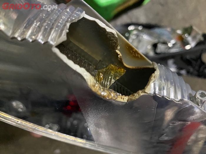 lampu mobil, mobil bekas, lampu mobil kurang terang, penyebab lampu mobil kurang terang, penyebab sorot lampu mobil kurang terang, Ternyata Ini Sebabnya Sorot Lampu Mobil Bekas Jadi Kurang Terang