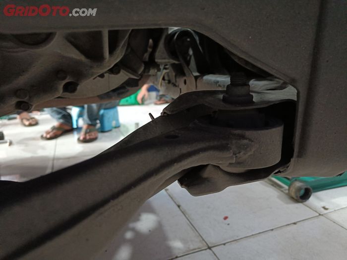 mobil bekas, bushing arm, cara ganti bushing arm, cara ganti bushing arm sendiri, cara ganti bushing arm mobil, ganti bushing arm, Cara Ganti Bushing Arm Mobil Tanpa Perlu Bantuan Bengkel Nih Gaes