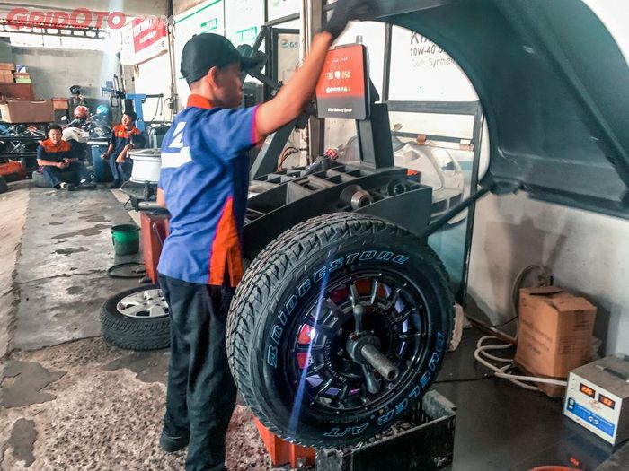 roda mobil, mobil bekas, Balancing Roda Mobil, balancing roda, cara menentukan posisi timah balancing roda, gimana cara menentukan posisi timah balancing roda, gimana menentukan posisi timah balancing roda, menentukan posisi timah balancing roda, Baru Tahu, Ternyata Menentukan Posisi Timah Balancing Roda Gak Asal Tempel