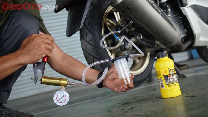 minyak rem, motor bekas, rem mobil, minyak rem mobil, kapan ganti minyak rem, cara ganti minyak rem, Ini Sebabnya Minyak Rem Wajib Ganti Tiap 6 bulan, Pemilik Motor Bekas Harus Tahu