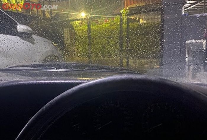 kaca mobil, mobil bekas, jamur kaca, jamur kaca mobil, cara menghilangkan jamur kaca mobil, bahaya jamur kaca mobil, dampak jamur kaca mobil, Nggak Main-main, Jamur Bikin Kaca Mobil Jadi Begini Saat Hujan Deras