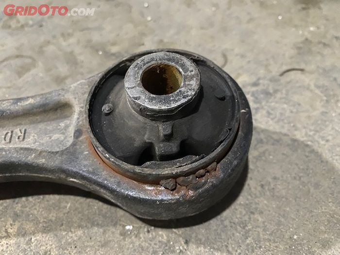 mobil bekas, bushing, bushing mobil, peran bushing di suspensi, peran bushing di suspensi mobil, Ini Sebabnya Bushing Punya Peran Penting di Suspensi Mobil Bekas
