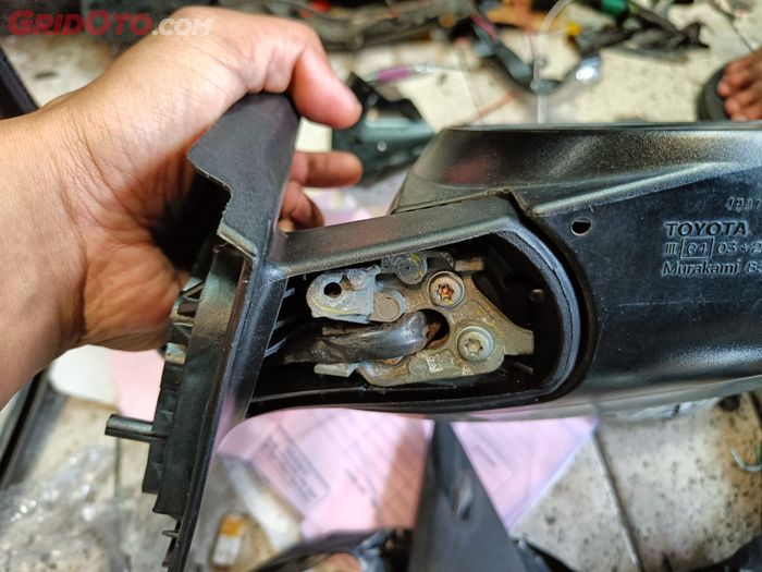 toyota rush, harga, biaya, patah, spion, dudukan, Spion beton, Dudukan Kaca Spion Toyota Rush Patah, Nih Biaya Perbaikannya