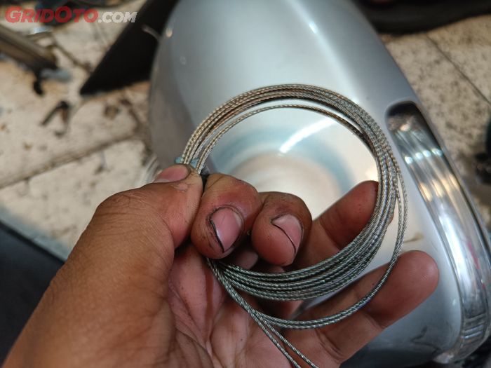 kaca spion, biaya, baja, maling, pasang, Kawat sling, Bikin Sulit Maling Kaca Spion, Ini Biaya Pasang Kabel Sling di Bengkel