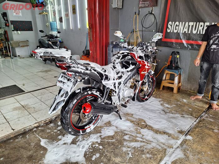 motor, hujan, cuci motor, motor bekas, Ini Sebabnya Motor Yang Terkena Hujan Harus Langsung Disiram Pakai Air