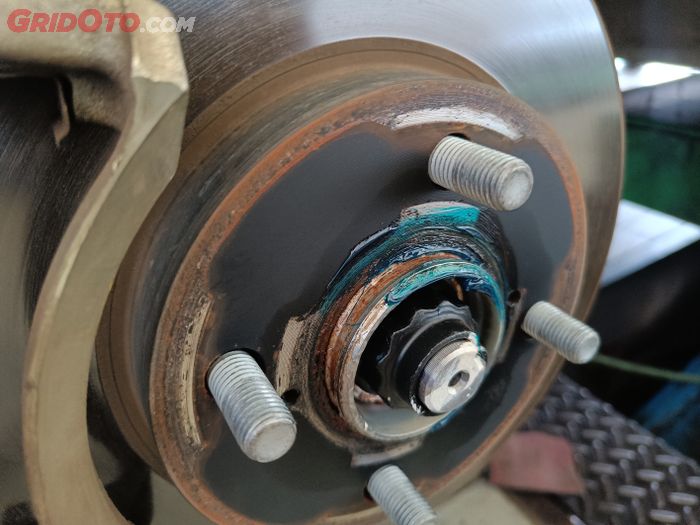 Jalan Rusak, roda, dongkrak, bearing roda, Oblak, Tips Gampang Cek Bearing Roda Mobil Oblak, Bengkel Kasih Tahu