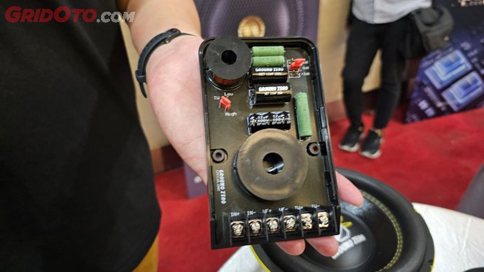 crossover, mobil bekas, speaker mobil, speaker aftermarket, speaker aftermarket mobil, komponen crossover, Ini Sebabnya Speaker Aftermarket Mobil Perlu Komponen Crossover