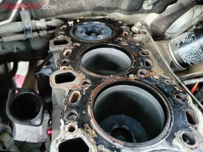 oli mesin, knalpot, ring piston, silinder, asap putih, Asap Knalpot Putih Keluar dari Knalpot Mobil, Penyebabnya Karena Ini