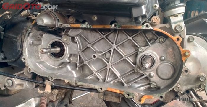 motor matic, cvt motor matic, penyebab cvt motor matic slip, penyebab cvt slip, apa penyebab cvt motor matic slip, kenapa cvt motor matic bisa slip, Waspada, Bagian Ini Bocor Bisa Bikin CVT Motor Matic Terasa Slip