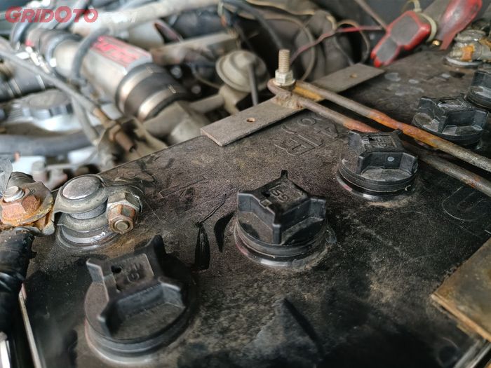 aki mobil, kepala aki, kepala terminal aki, bahaya kepala aki mobil dikencangkan berlebihan, Ini Akibatnya Kalau Kepala Aki Mobil Bekas Dikencangkan Berlebihan