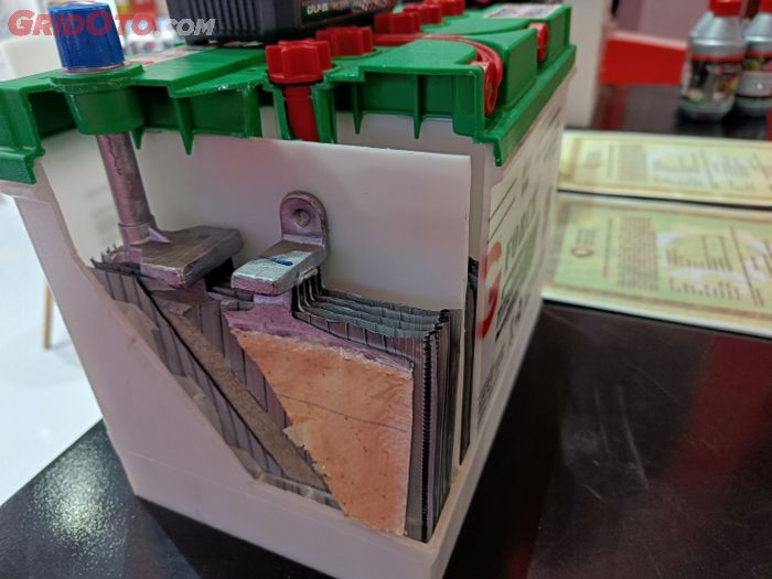 mobil bekas, aki kering, aki basah, aki mobil, penyebab umur aki mobil pendek, penyebab umur aki  jadi pendek, kenapa  umur aki mobil jadi pendek, Pantas Saja Umur Aki Mobil Pendek, Ternyata Hal Sepele Ini Penyebabnya