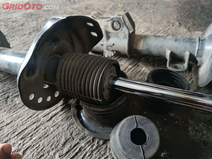 mobil bekas, sokbreker mobil, karet boot sokbreker, penyebab sokbreker mobil rusak, apa penyebab sokbreker mobil rusak, karet penyebab sokbreker cepat rusak, Inilah Karet Penyebab Umur Sokbreker Mobil Bisa Jadi Pendek Bila Rusak