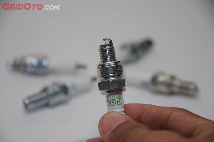 busi, busi motor, ganti busi, ciri busi harus ganti, ciri busi rusak, Ciri Busi Motor Akan Mati, Sering Muncul Tapi Diabaikan Bikers