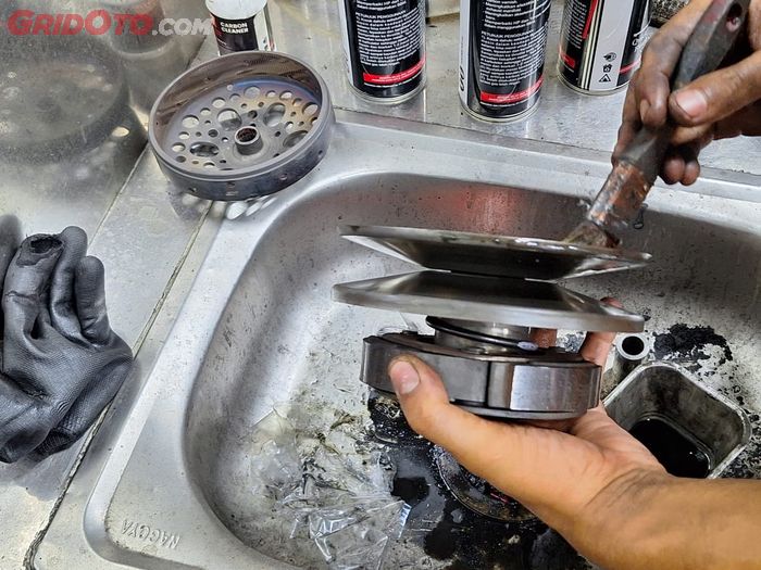 motor matic, cvt motor matic, cara bersihkan cvt motor matic, cara membersihkan cvt motor matic, cara yang benar bersihkan cvt, cara yang benar bersihkan cvt motor matic, Baru Tahu, Ternyata Bersihkan CVT Motor Matic Pakai Air Sabun Ada Manfaatnya