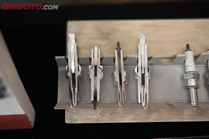 mobil bekas, busi mobil, dampak busi palsu, dampak busi mobil palsu, bahaya busi mobil palsu, apa bahaya busi mobil palsu, Selain Cepat Mati, Ini Yang Akan Terjadi Bila Mobil Pakai Busi Palsu