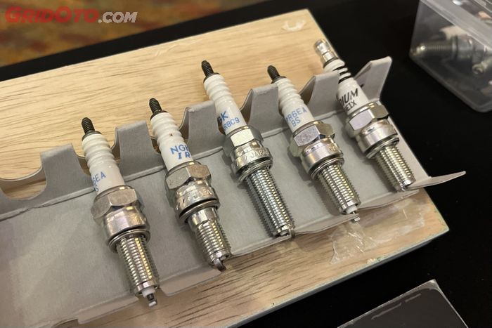 pembakaran, percikan api, busi, jadwal penggantian, tenaga mesin, elektroda, Busi Lama Enggak Diganti Bikin Performa Mesin Mobil Lemot, Kok Bisa?