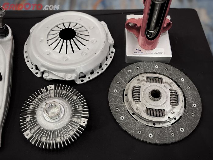 putaran mesin, transmisi manual, plat kopling, gesekan, Bau hangus, Ciri-ciri Pelat Kopling Mobil Mulai Aus Bisa Dirasakan Seperti Ini