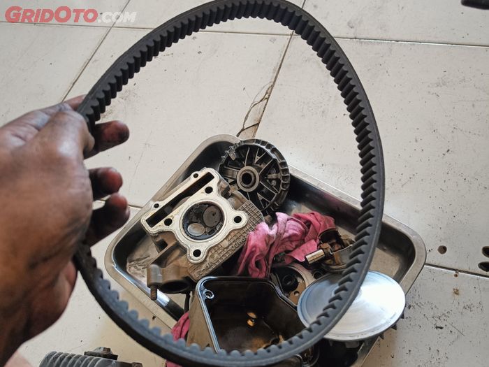 motor matic, v-belt, penyebab v-belt cepat aus, v-belt motor matic, penyebab v-belt cepat retak, penyebab v-belt cepat putus, Ini Sumber Penyebab V-belt Motor Matic Umurnya Sebentar, Awas Putus