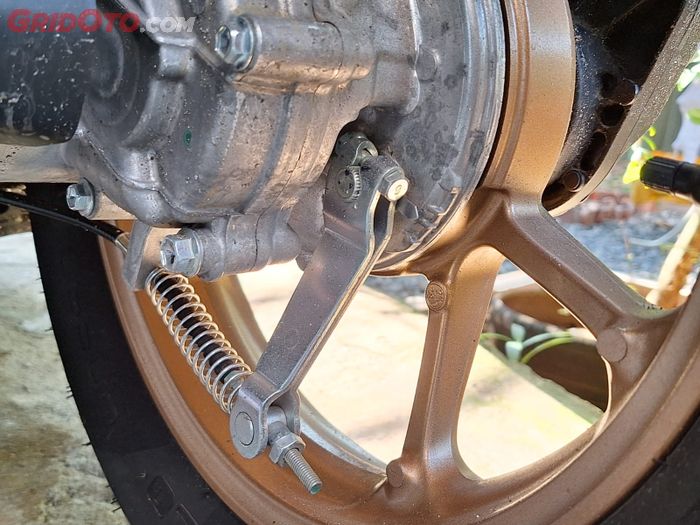 motor matic, rem motor, rem cakram, rem teromol, bedanya rem cakram dan rem teromol, kelebihan rem cakram dan rem teromol, apa bedanya rem cakram dan rem teromol, Selain Pakem, Ini Bedanya Rem Belakang Cakram Dengan Rem Teromol di Motor