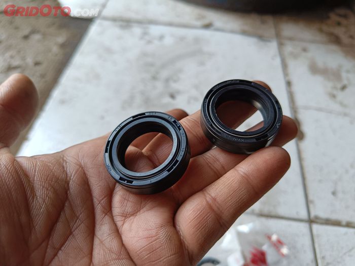 motor bekas, sil sokbreker, sokbreker mobil, penyebab sil sokbreker bocor, penyebab sil sokbreker motor bocor, apa penyebab sil sokbreker motor bocor, apa yang penyebab sil sokbreker motor bocor, kenapa sil sokbreker motor bocor, Pantas Saja Sil Sokbreker Depan Motor Bocor Terus, Ternyata Ini Sebabnya