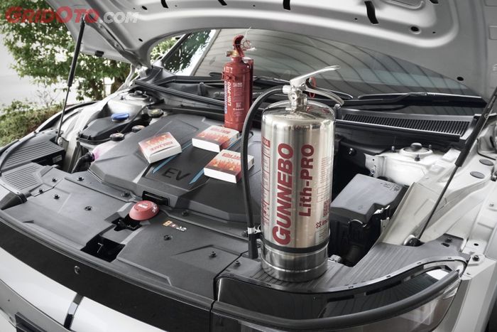 mobil listrik, alat pemadam api ringan, apar, apar mobil listrik, jenis apar mobil listrik, Ini Sebabnya APAR Khusus Wajib Ada di Mobil Listrik, Jaga-jaga Terbakar