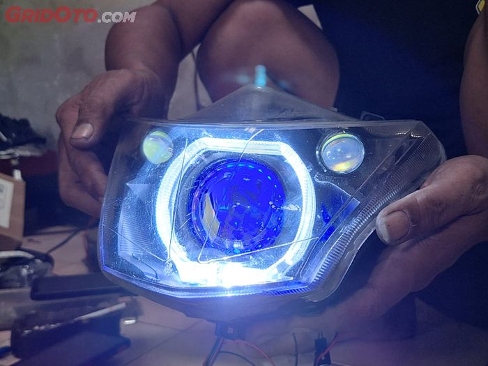 nine, lampu projector, projie, projie biled, Viral Dipakai Massa Buat Cari Polisi, Sejauh Ini Jangkauan Lampu Biled
