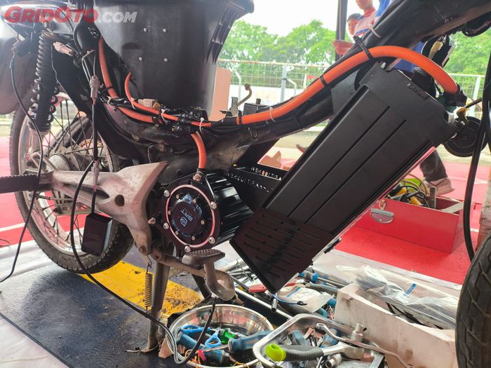 banjir, Jakarta banjir, motor listrik, Motor Listrik Kebanjiran, Jadi Tontonan, Ini Alasan Motor Listrik Tidak Mati Saat Terobos Banjir