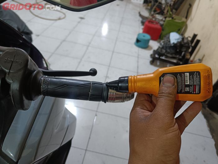 motor bekas, grip gas, cara bikin enteng grip gas, cara bikin enteng grip gas motor, bikin enteng grip gas motor, gimana cara bikin enteng grip gas motor, grip gas motor, Jarang Yang Tahu, Begini Cara Bikin Enteng Grip Gas Motor Yang Seret