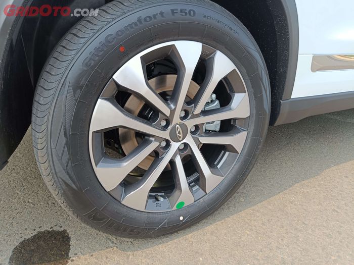 ban mobil, mobil bekas, semir ban, semir ban mobil, dampak pakai semir ban, bahaya pakai semir ban saat hujan, Pakai Semir Ban Mobil Saat Hujan Ternyata Bahaya, Ini Alasannya