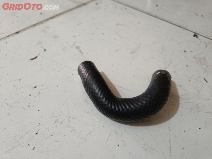 slang radiator, dampak slang radiator rusak dibiarkan, penyebab slang radiator retak, penyebab slang radiator motor matic retak, slang radiator motor matic, Selain Bocor, Ini Dampak Lain Slang Radiator Motor Matic Retak