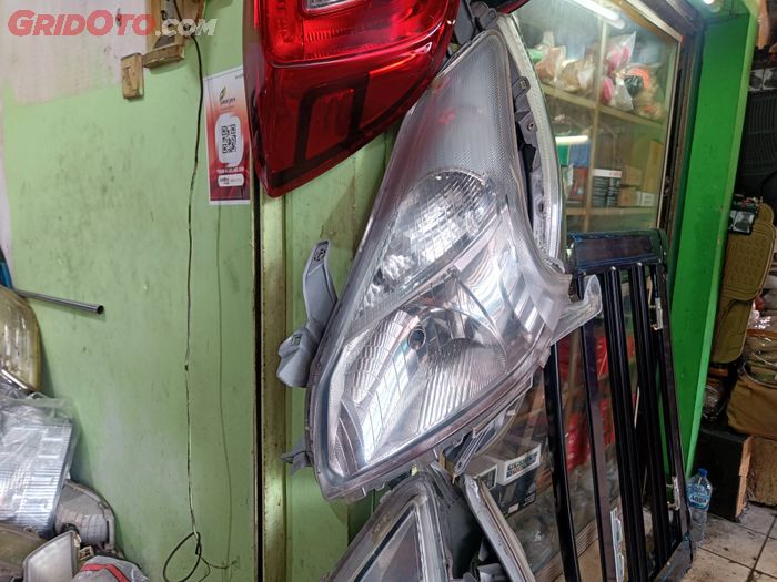 harga, reflektor, pecah, suzuki ertiga, mika lampu, Biaya Ganti Mika Reflektor Lampu Depan Suzuki Ertiga di Bengkel