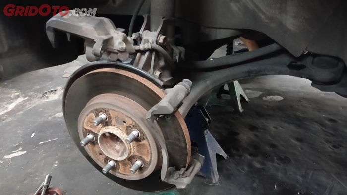 tipis, kampas rem, cakram, keausan, gesekan, Telat Ganti Kampas Rem Mobil Bisa Bikin Komponen Ini Cepat Aus