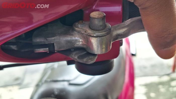 motor matic, parking brake lock, cara pasang parking brake lock, cara pasang parking brake lock di yamaha mio, pasang parking brake lock di yamaha mio, Cara Pasang Parking Brake Lock Mio J di Motor Matic Yamaha Mio