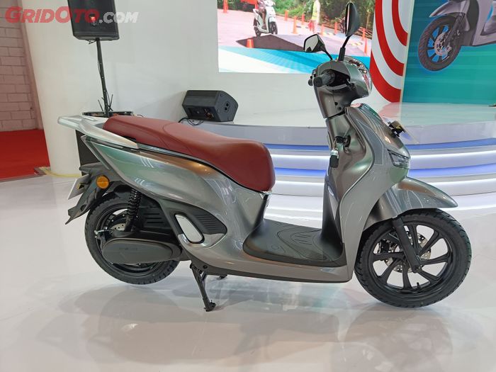 motor listrik, otomotif award, adora, Polytron Fox R, Indomobil E-Motor, Intip Harga Adora, Motor Listrik Pendatang Baru yang Langsung Menang Award